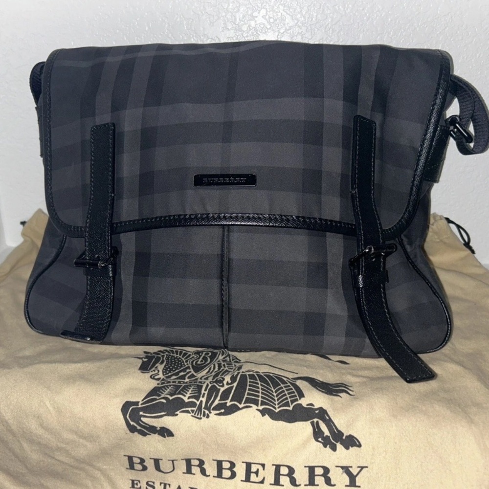 Burberry Black Check Nylon Leather Messenger Bag Unissex